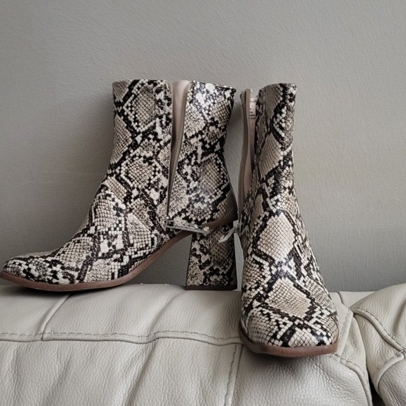 Items - Picture 3 of 7